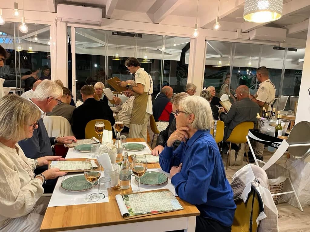 Gäster läser menyn på en restaurang i Cabanas medan personalen tar upp beställningar