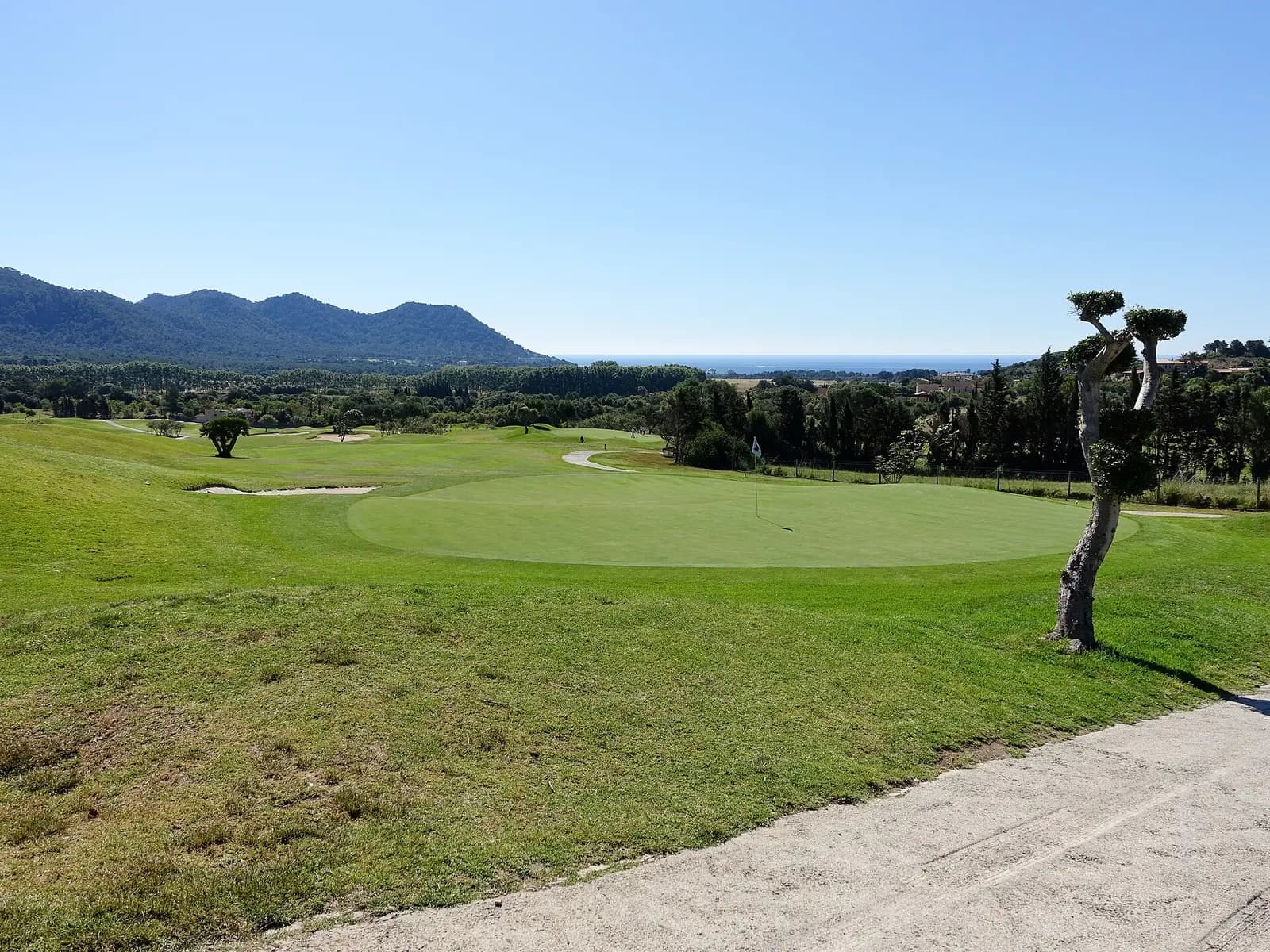 Pula Golf, Mallorca – green med havet och bergen i bakgrunden