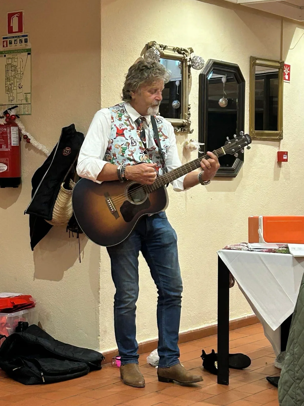 John Sanderson spelar gitarr och sjunger för PT Golfs gäster på en julmiddag i Östra Algarve